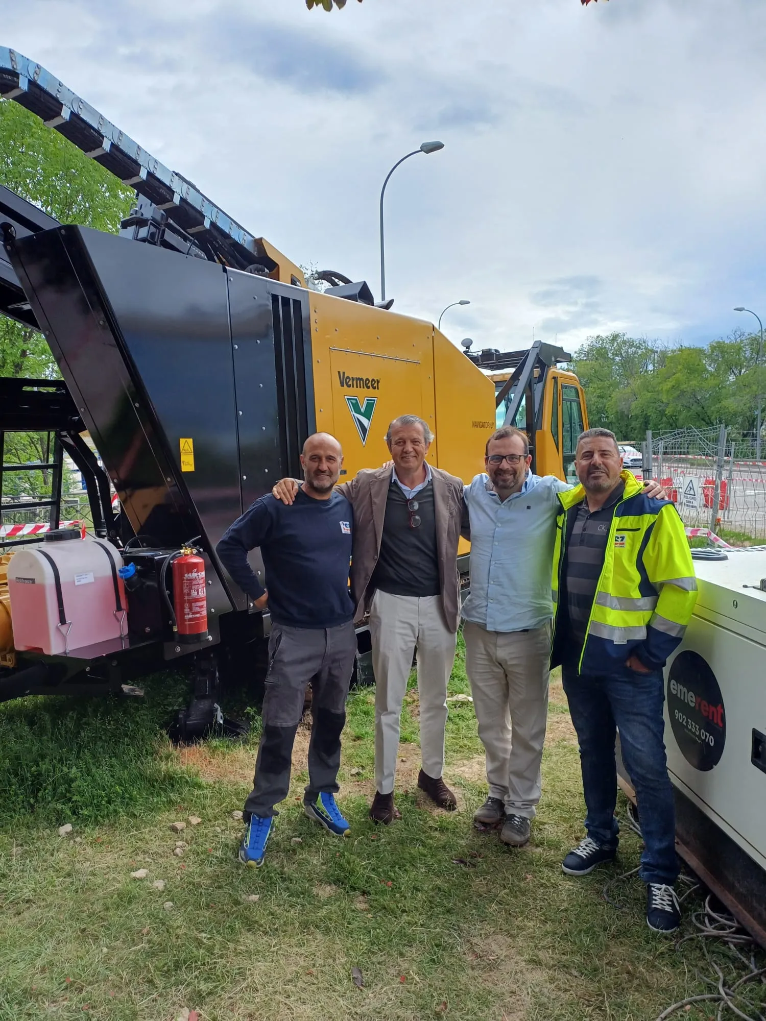 Equipo técnico de TSZ Internacional posando junto a maquinaria Vermeer