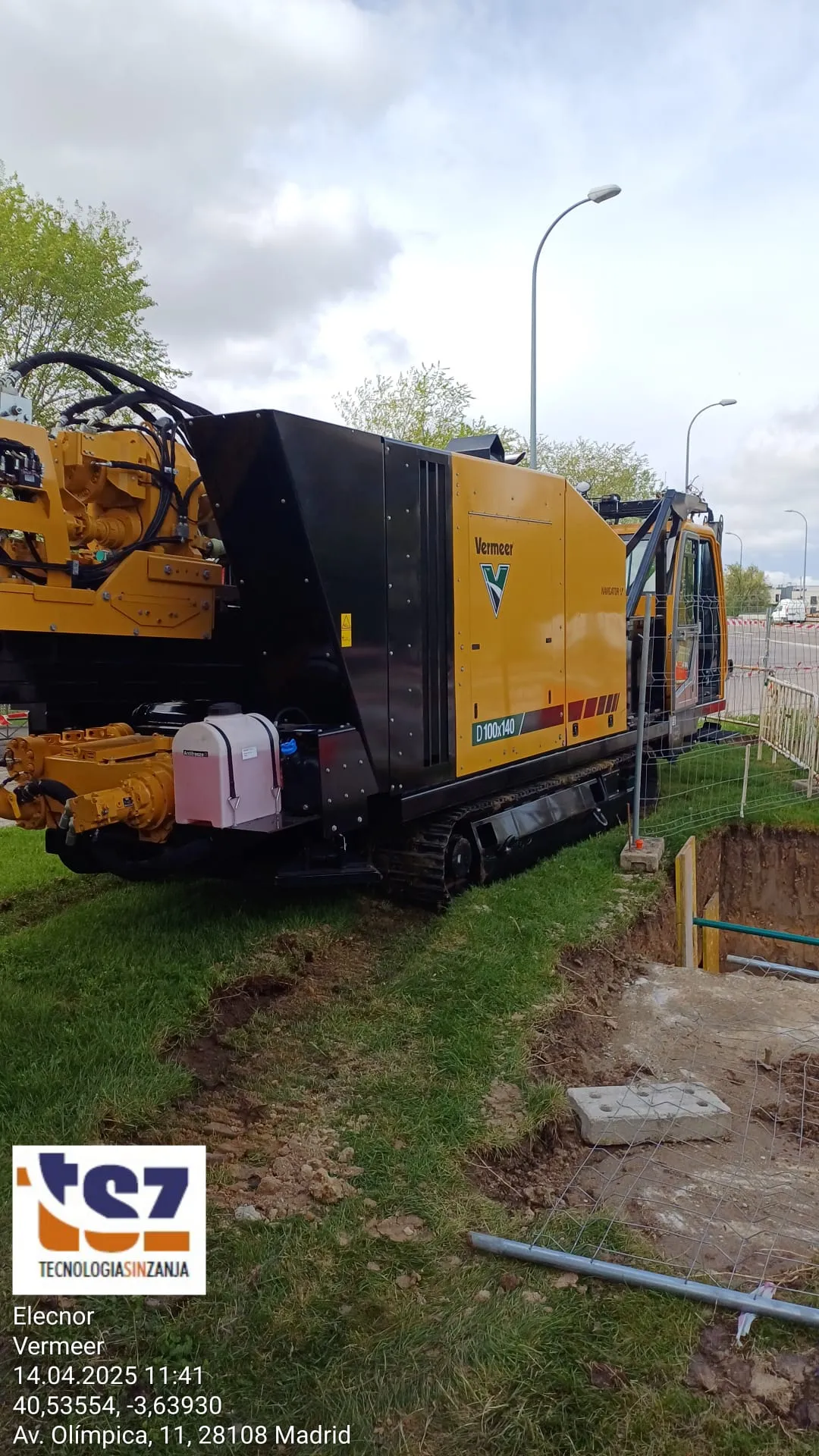 Vermeer D100x140 vista frontal en obra urbana