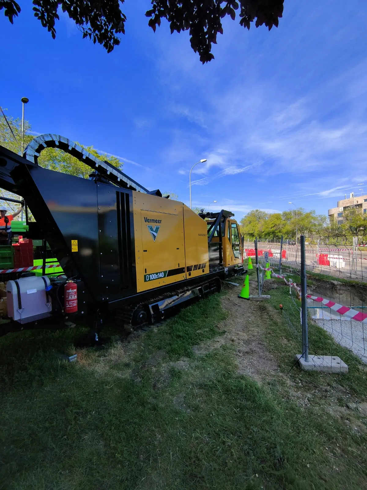 Vermeer D100x140 en zona verde urbana con señalización