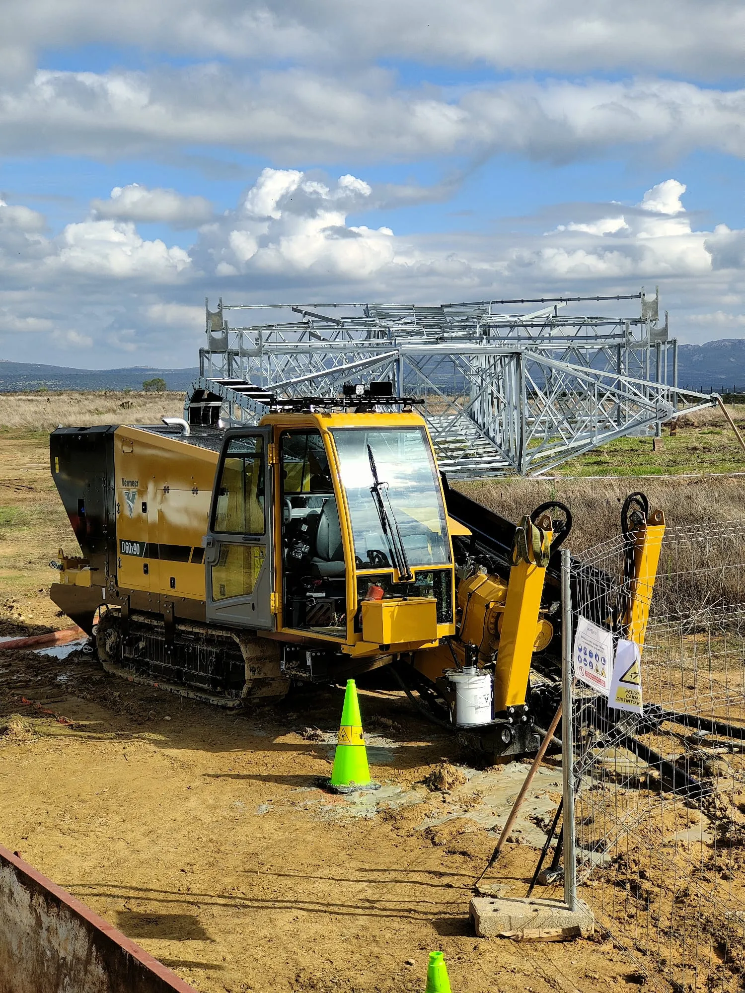Vermeer D60x90 en obra junto a torre eléctrica