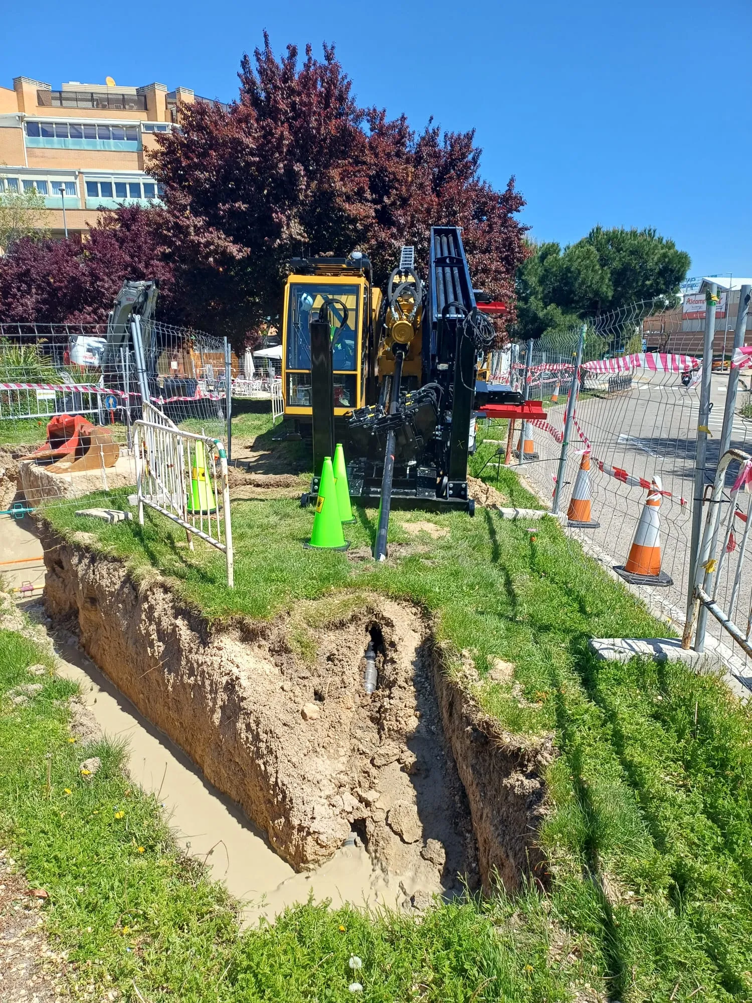 Detalle frontal del cabezal de perforación y varillaje