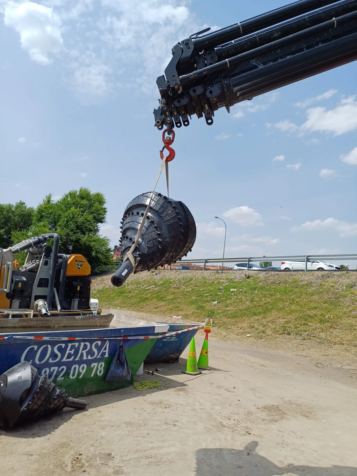 Gran escariador suspendido de grúa