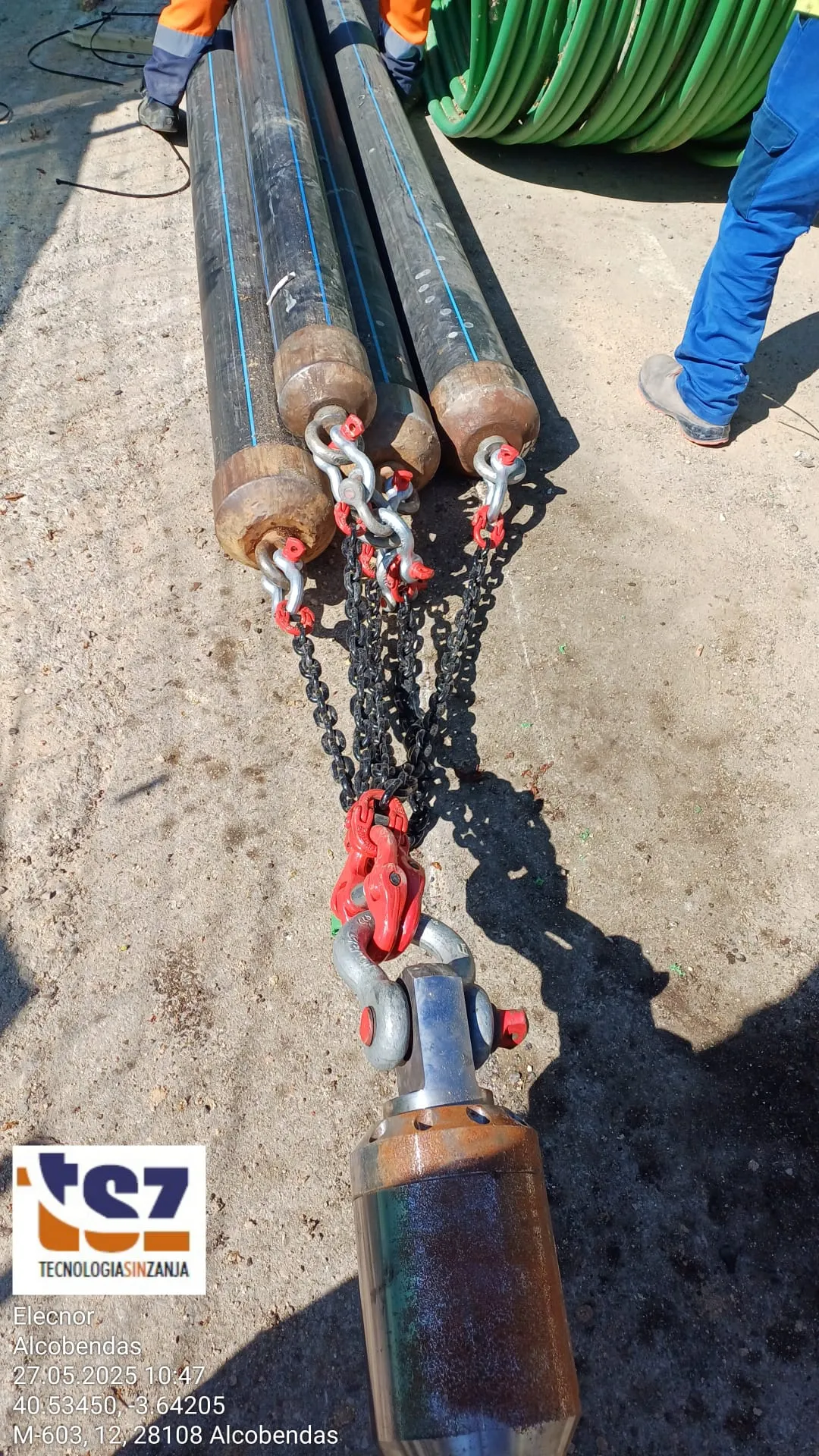 Operario junto a tubería GRP instalada en acera urbana