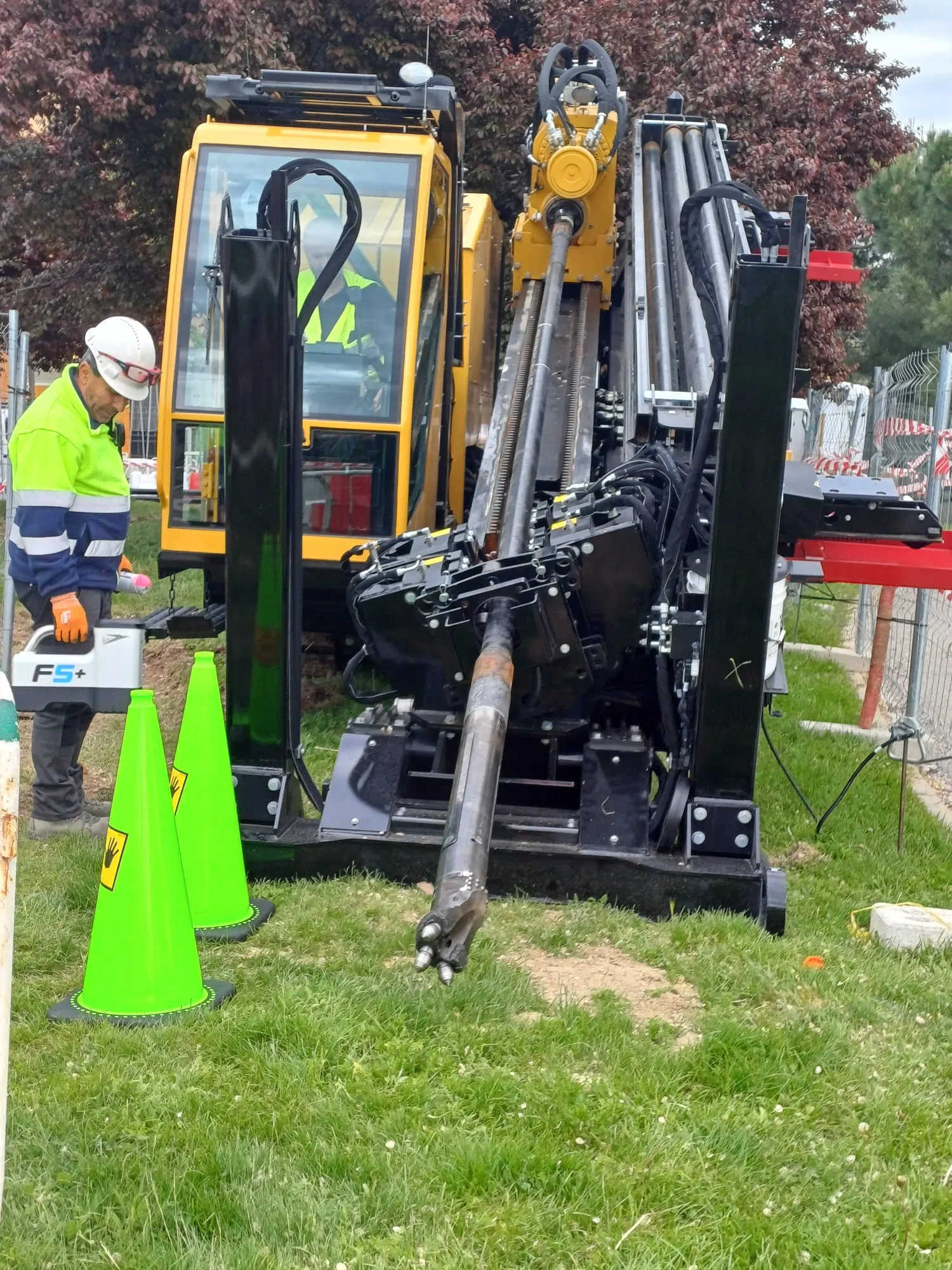 Operario con localizador en obra de perforación dirigida